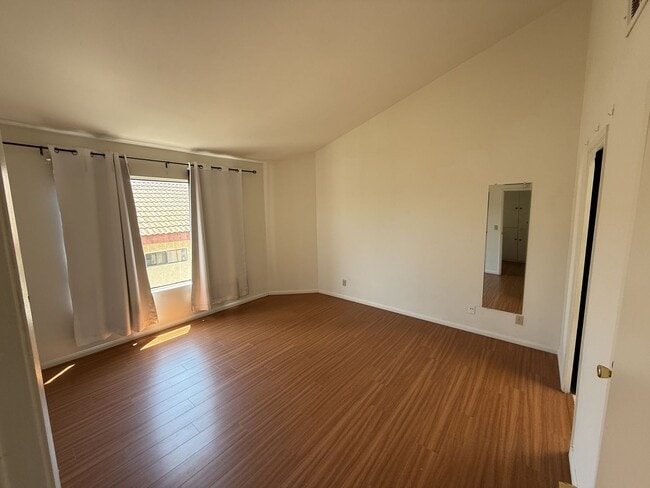 Building Photo - Spacious and light-filled 3-bedroom, 2.5-b...