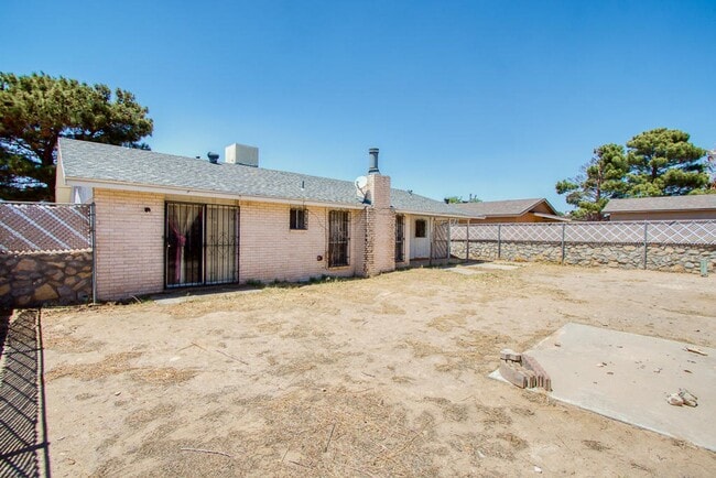 Building Photo - 3 Bed 1.5 Bath Home Available!