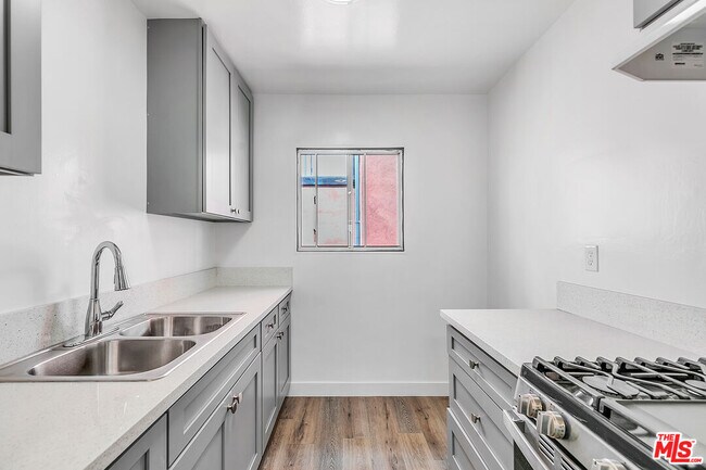 Building Photo - 1812 N Gramercy Pl