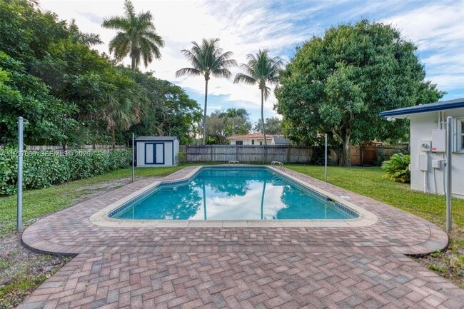 Building Photo - 812 Holly Ln