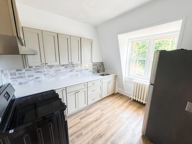 Building Photo - Live on Warren Street — Fresh, Bright, Downtown Apartment