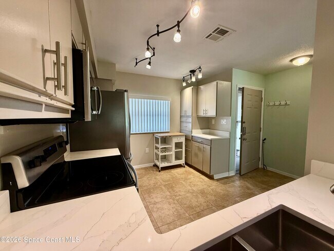 Building Photo - 1600 Woodland Dr