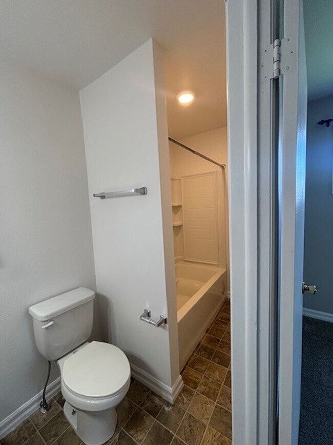 Building Photo - 2 Bed 2 Bath Home