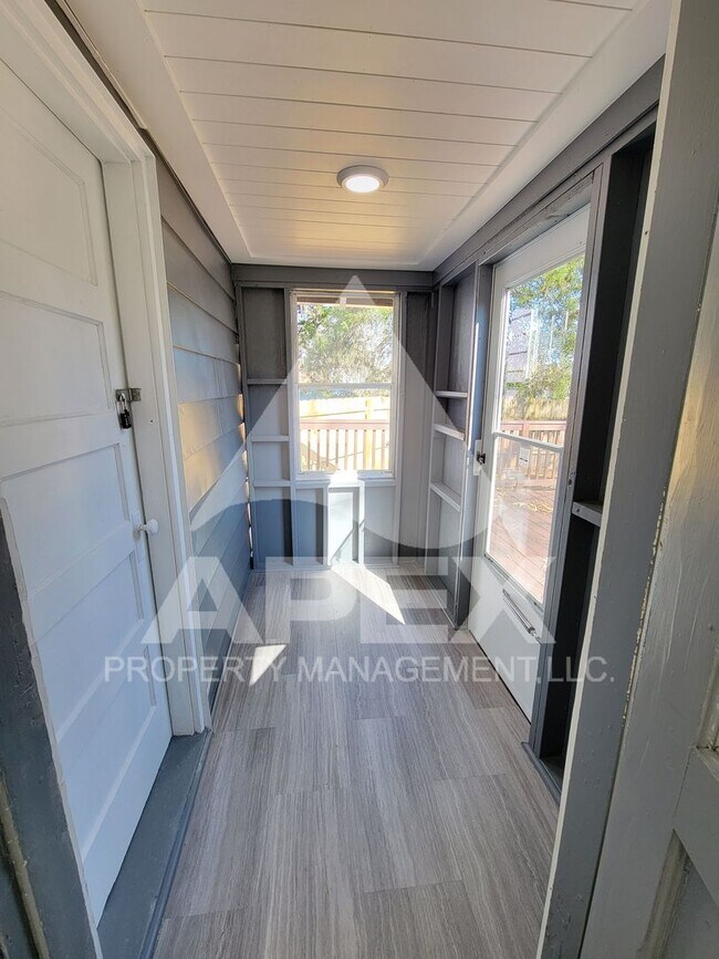 Building Photo - Renovated - Craftsman Style 2 Bd 1- Ba Sin...