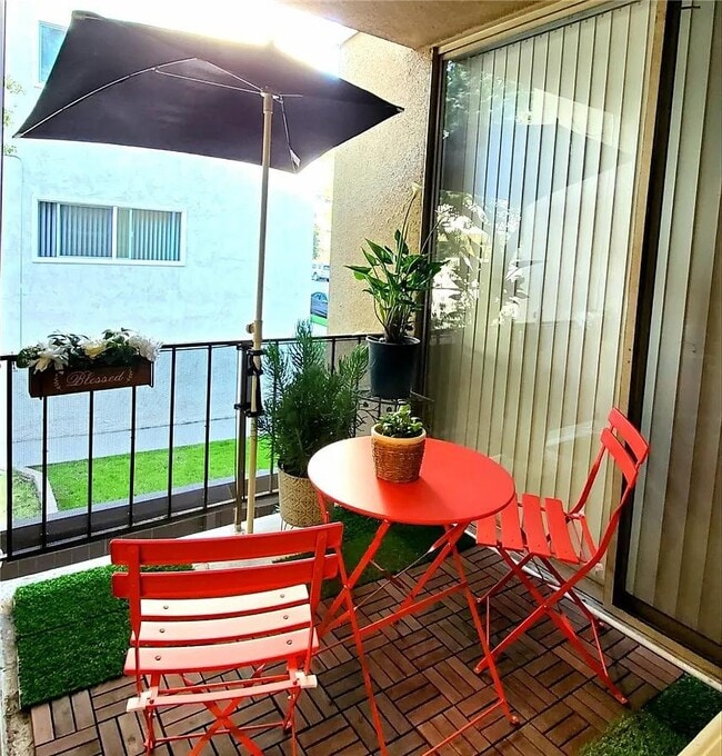 Building Photo - 465 S Los Robles Ave