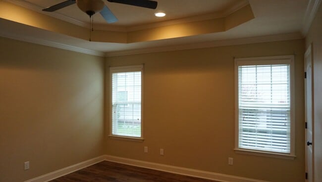 Building Photo - Beautiful and convenient