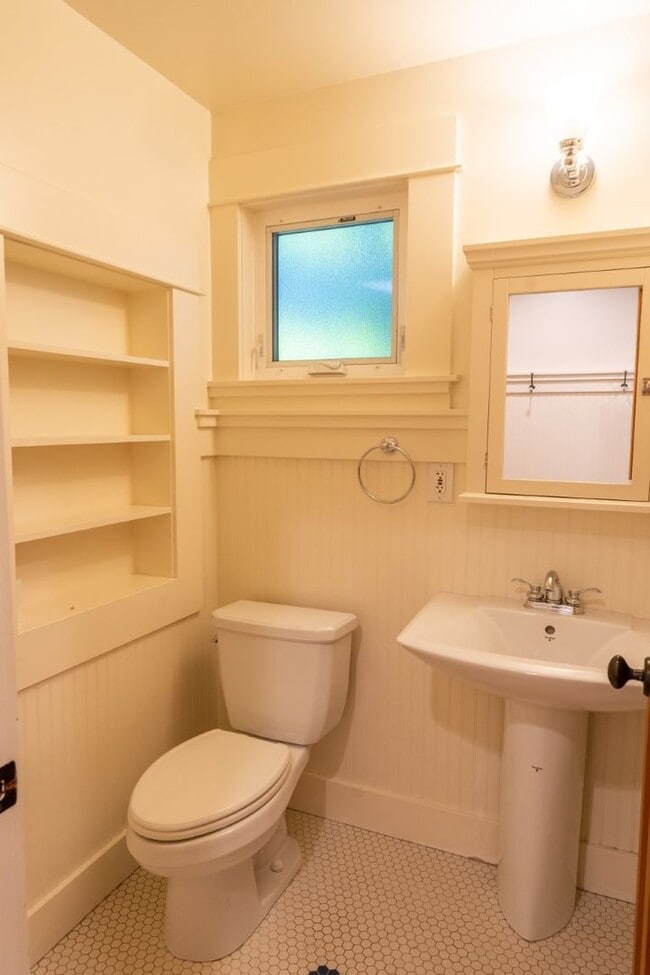 Building Photo - 4Bd/2.75Ba Seattle House