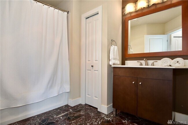 Building Photo - Spacious 1bd/1.5ba Condo in Belltown!