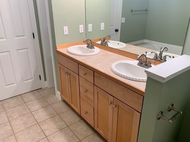 Building Photo - Spacious 3 bedroom Costal Home with Vaulted Ceilings & Soaking Tub