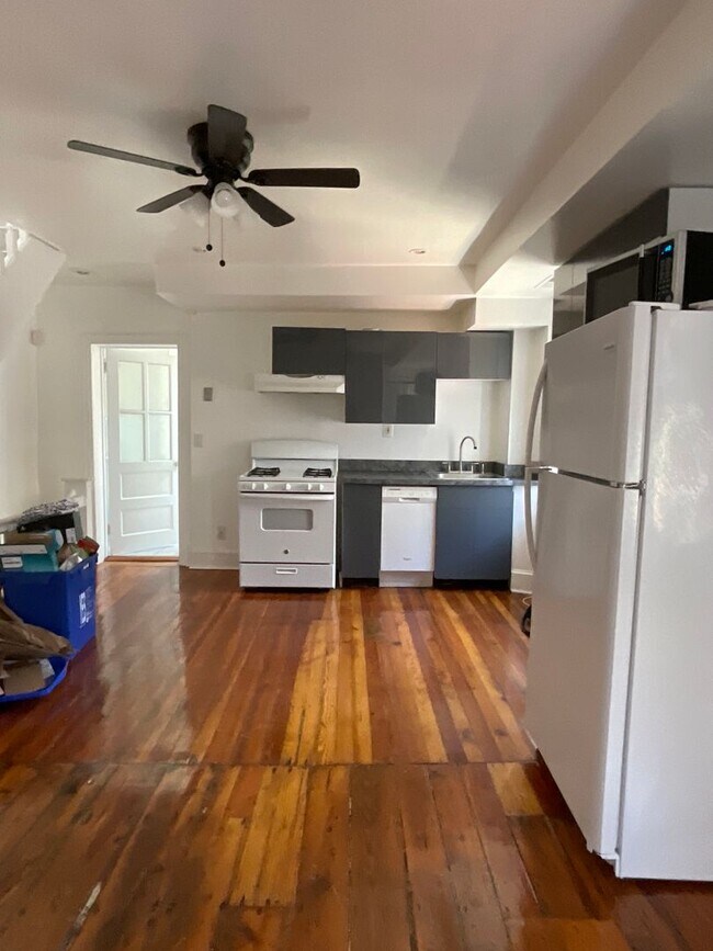 Building Photo - 624 Catharine Street