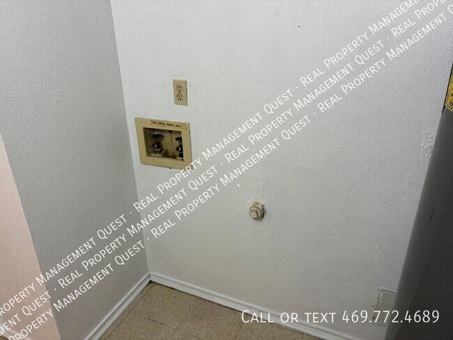 Building Photo - 2402 Sunflower Dr