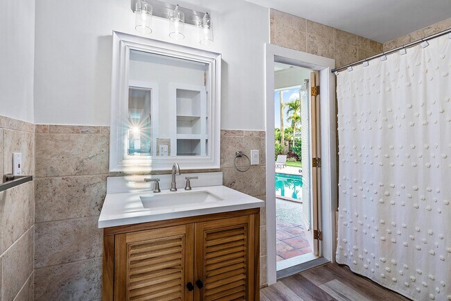 Building Photo - 305 Country Club Dr