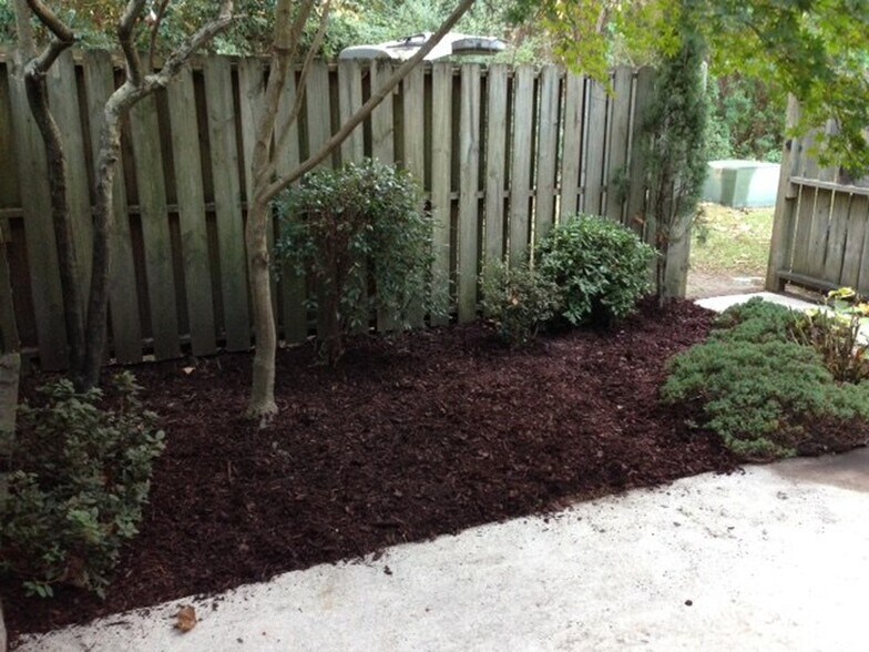 Fenced in patio - 910 Dolphin Ct