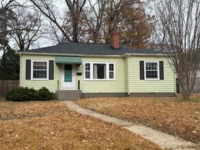 Building Photo - Great Opportunity in Lakeside area