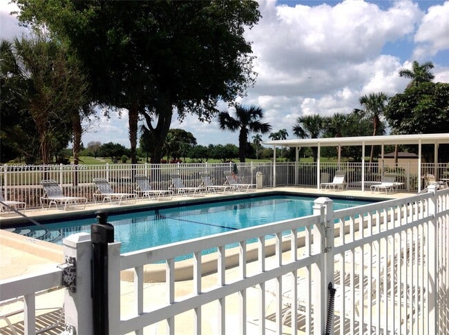 Building Photo - 250 Jacaranda Dr