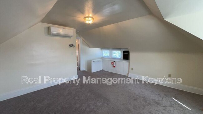 Building Photo - 1122 Greenfield Ave