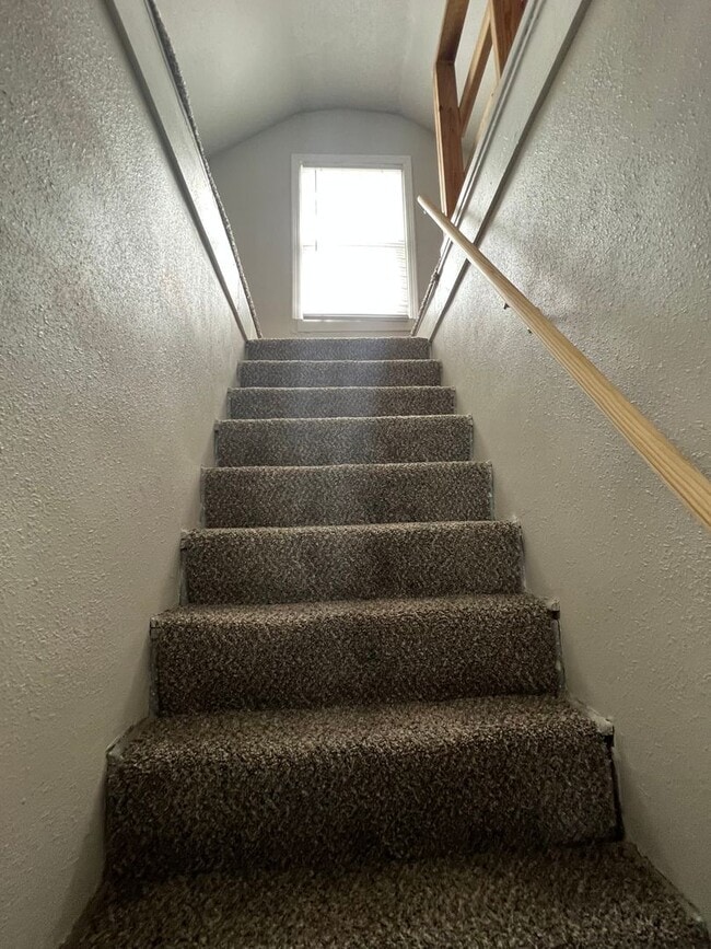 Building Photo - 3 Bedroom/ 1 Bathroom $995 Coming soon!