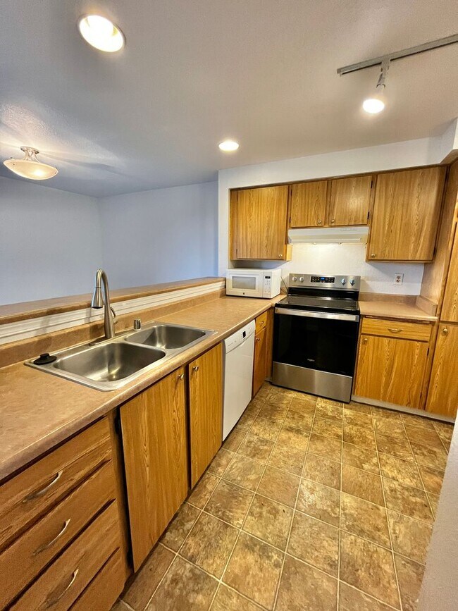 Building Photo - Fresh Paint and New Carpet in this Sunn Fjord Condo!