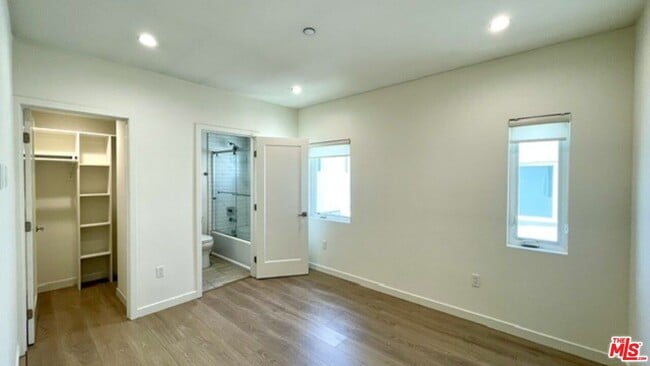 Building Photo - 5222 Satsuma Ave