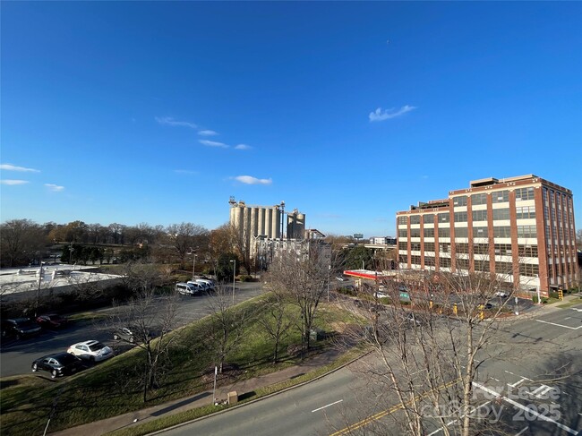 Building Photo - 626 N Graham St