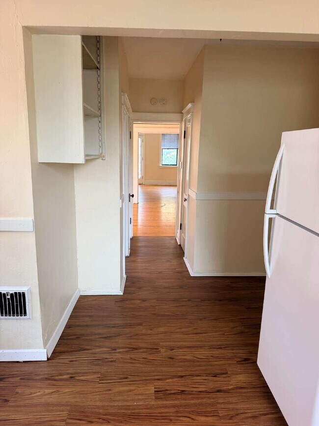 Building Photo - ** MOVE IN SPECIAL** Historic South City Living