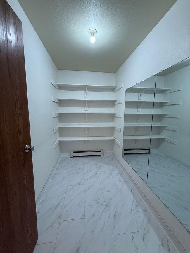 Building Photo - Spacious 4-bedroom / Heat included / 1 car garage