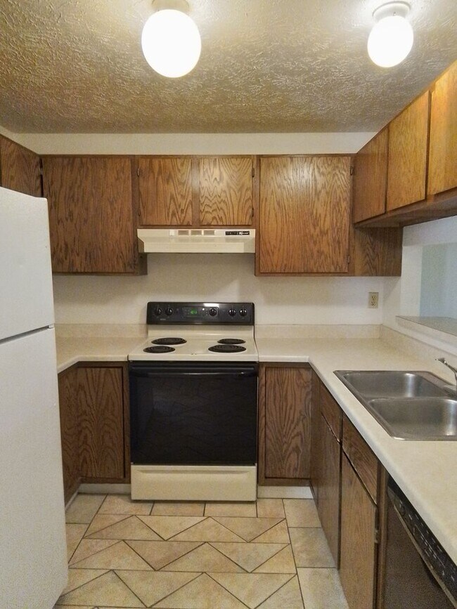 Building Photo - Fresh Paint and New Flooring!   Great loca...