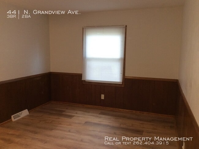 Building Photo - 3 Bedroom 1.5 Bathroom Updated Side by Side!