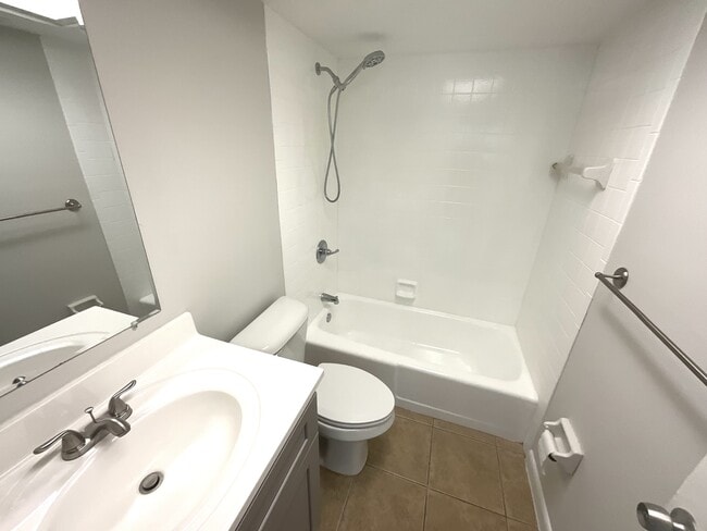 Building Photo - 610 SE 13th Ct