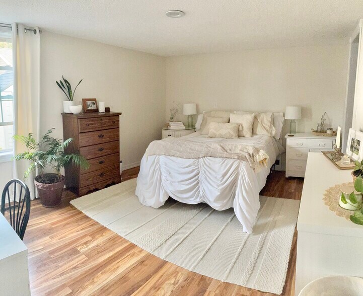 Building Photo - 201 7th St W