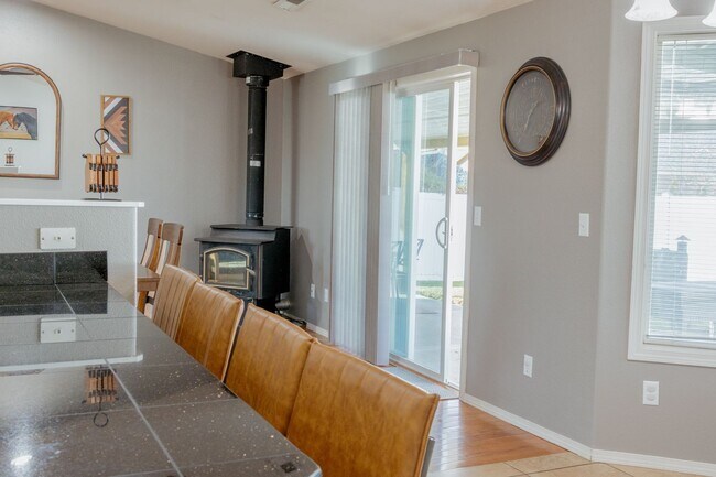 Building Photo - 509 Chelan Ave