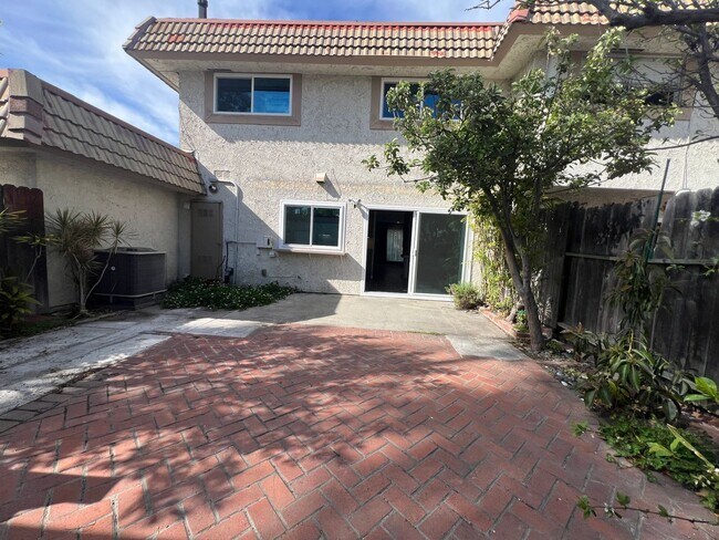 Building Photo - Garden Park Townhomes: 3 Bedroom 3 Bath At...