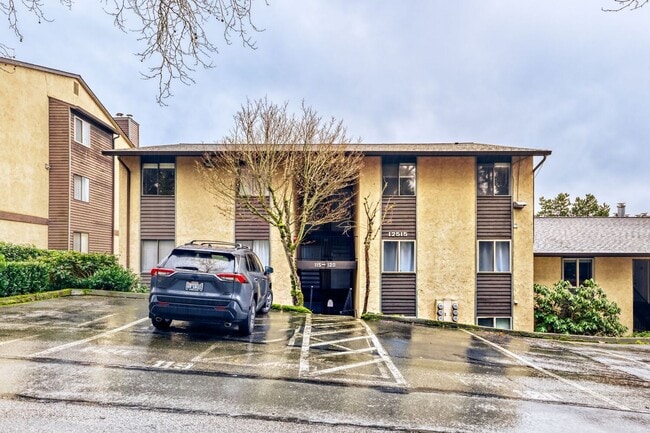 Building Photo - Top Floor 2bed/2bath in an Exclusive Community in the heart of Kirkland, WA!