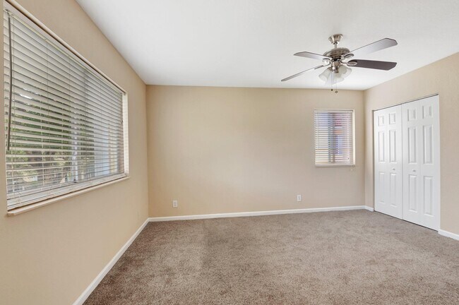 Building Photo - 3021 N Evergreen Cir