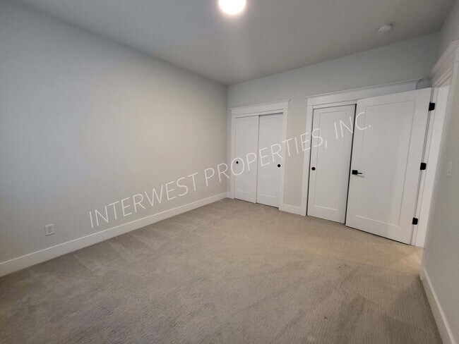 Building Photo - 4 bd 3.5ba dream home in the heart of the Woodlawn District w/Washer/Dryer, Garage & Gas Fireplace!