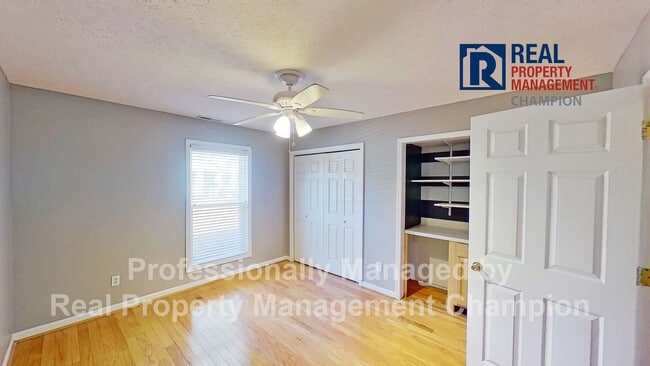 Building Photo - Spacious End Unit Townhome with Private De...