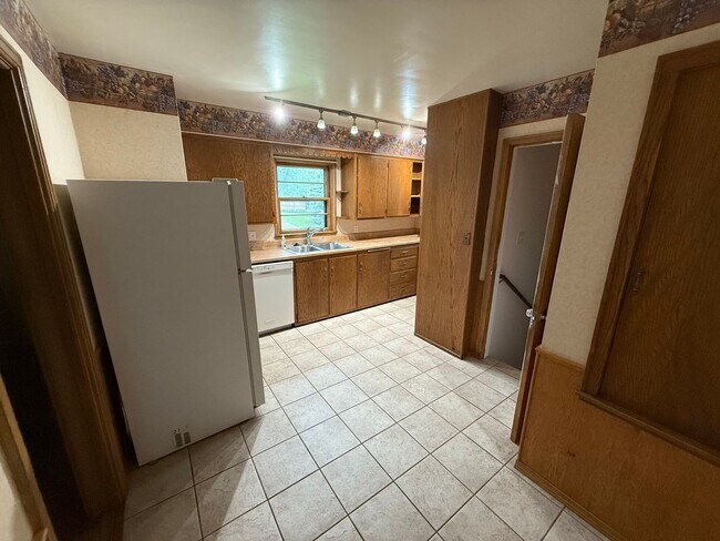 Building Photo - Home For Rent