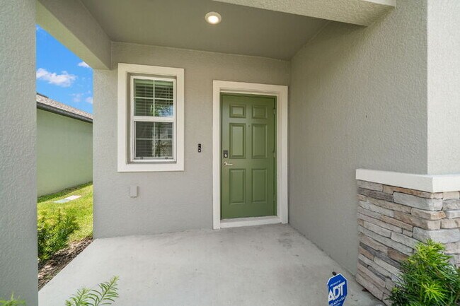 Building Photo - LIKE NEW Home For Rent in Zephyrhills!