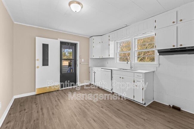 Building Photo - 2421 Circle Dr