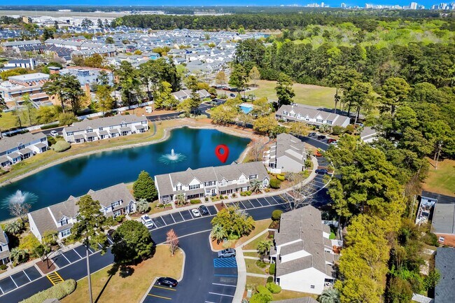 Building Photo - Charming Townhome with Water Views near The Market Common!