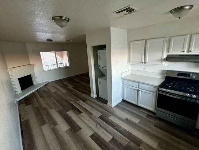 Building Photo - 3 BEDROOM 2 BATH, UPSTAIRS UNIT, NO CAPRET...