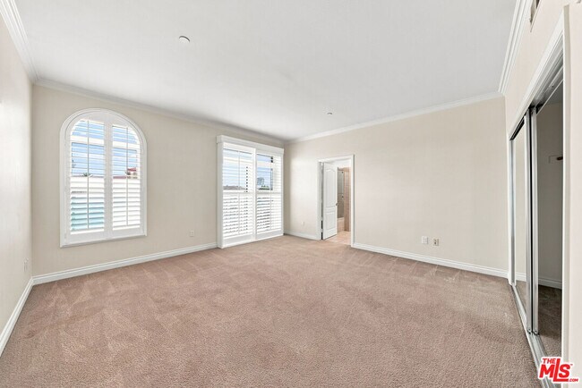 Building Photo - 956 S Wilton Pl