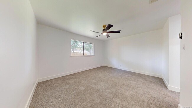 Building Photo - 318 Renee Dr