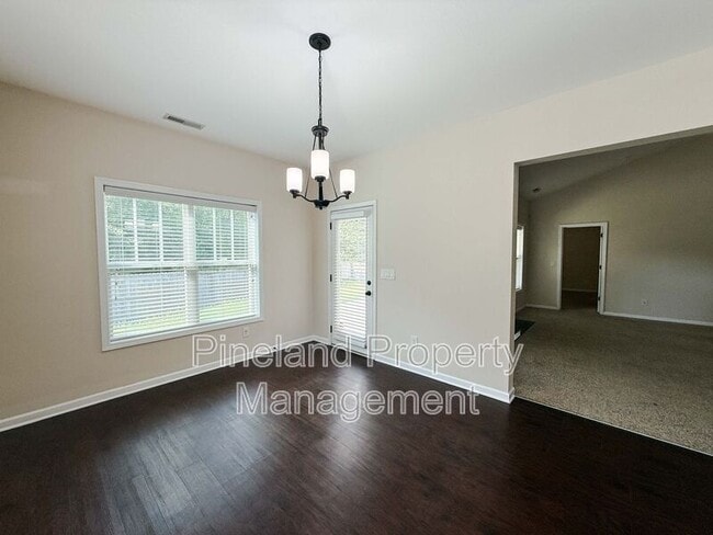 Building Photo - 728 Roanoke Dr