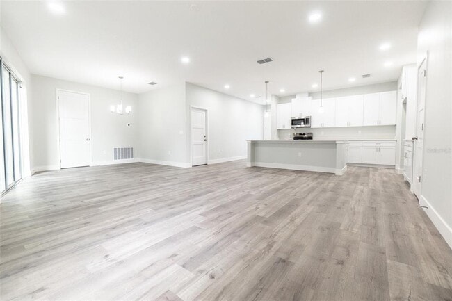 Building Photo - 200 Bridle Path