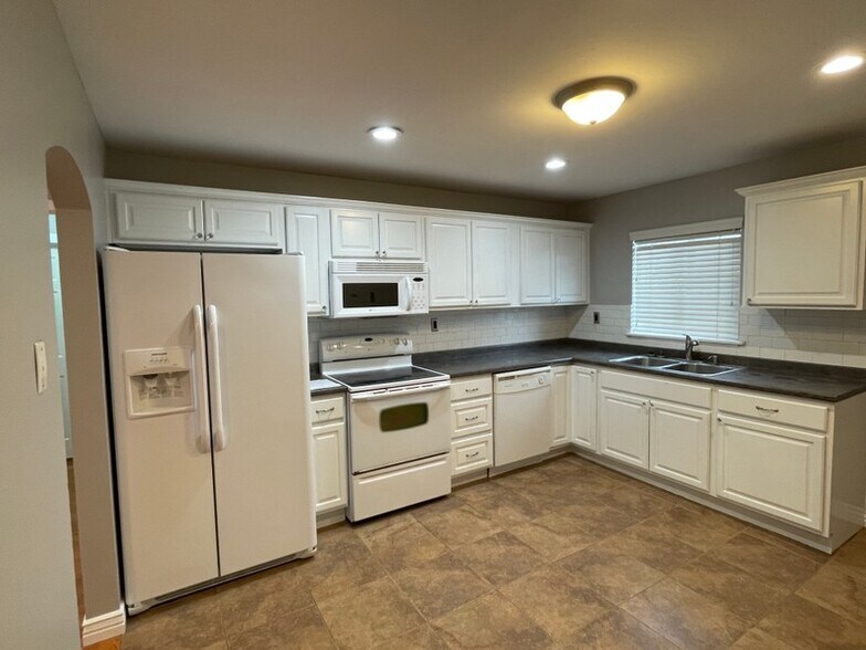 Building Photo - 974 E 50 N