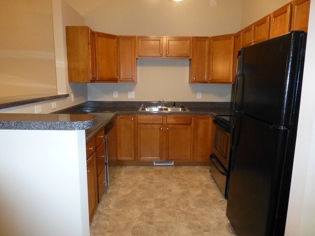 Building Photo - 3 bed, 2 bath, 2 car garage townhouse w/ b...