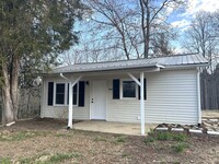 Building Photo - Cute Cottage Offers Peace and Tranquility!