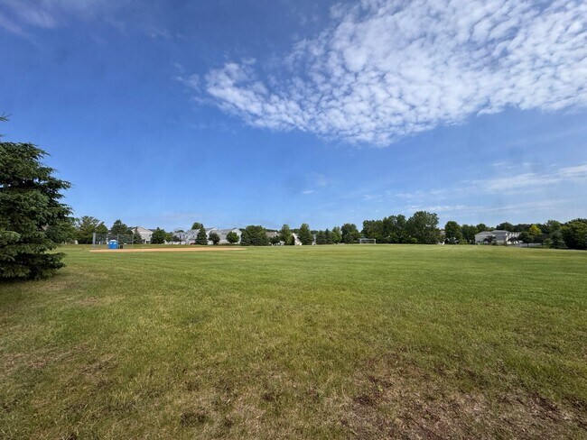 Building Photo - Luxurious 3 Bedroom, 2 Bathroom GORGEOUS townhome!