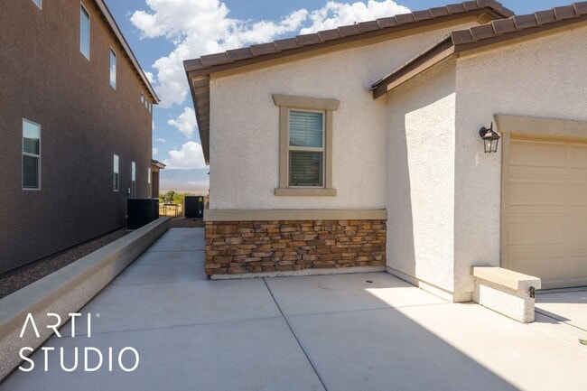 Building Photo - Beautiful Home on Parliament Pt With Spect...